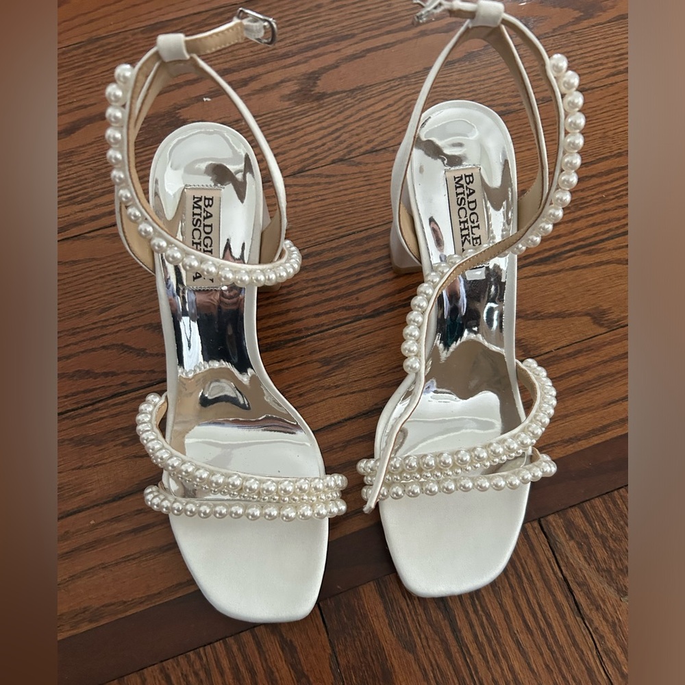 Badgley mischka feisty pearl block heel
